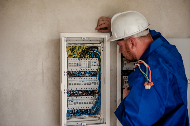 electricite-LA BASTIDE-min_electrician-2755683